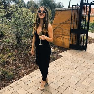 Black sleeveless jumper with pockets